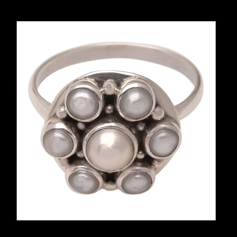 Gorgeous silver tone and pearl like ring. Size 8